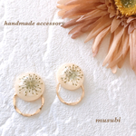 大人可愛い ドライフラワーとゴールドリングのピアス.イヤリング .樹脂ピアス