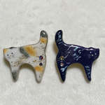 アンティーク風ブローチ ねこ 三毛または紺
