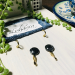 083 ブラックマーブルカボションとゴールドツイストスティックのピアス