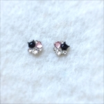 猫とハートの小ぶりなピアス（黒猫・ピンク）