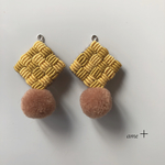 Damier ポンポン刺繍イヤリング／ピアス
