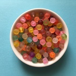 【選べる】キャンディーのガラスビーズ（6mm/12カラー以上/アソート/180個）