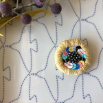 ウール刺繍とスパンコールのまるいブローチ（ベージュ カラフル）