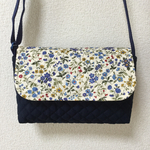 【romi様 オーダーページです】ポシェット  大人用   小花のお花畑(紺)         