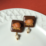 アーモンドチョコのアンティークブローチ