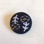 送料無料♬48ミリ秋の装いにピッタリな刺繍のブローチ