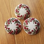 「赤い花のリース」刺繍のブローチ