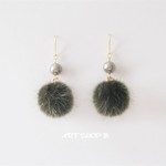 《再販》冬支度♪シンプル可愛い*大人のもふもふファーボールパールピアス【ふさふさカーキ×ダークグレー】