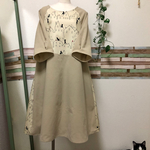 屋根上猫とあったかベージュのワンピース