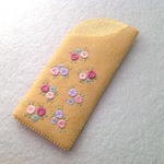 フェルトと刺繍のパステルカラーのバラのメガネケース 