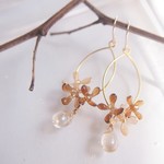 ブラウンとシャンパンゴールドの小花＊ピアス・イヤリング