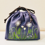 ＜特集掲載作品＞ 刺繍 白い花 巾着 バック ＜グレッシュブルー＞