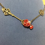 バラをすくうスプーン（赤バラ・オールド）