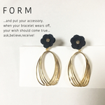 シックなアネモネのゴールドピアス   16K
