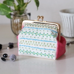 ラインステッチのビーズ刺繍ポーチ   ピンク