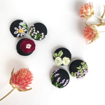 くるみボタンの刺繍ピアス