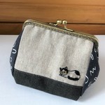 ねこ刺繍　大きく開くがま口ポーチ　午後のハチワレちゃん。【チャリティ】