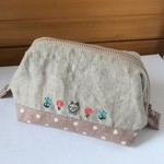 ねこ刺繍　大きく開くファスナーポーチ　野原で…。【チャリティ】