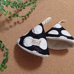 ハンドメイド 三角鍋つかみ 三角ミトン 黒 大きなドット