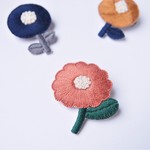 ［受注制作］もこもこお花一輪の刺繍ブローチ（terracotta)
