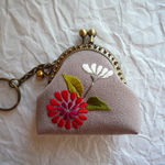 日本刺繍のｷｰﾎﾙﾀﾞｰがま口（小菊唐草-2）(F1812)