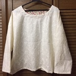 オーガニックコットンに刺繍が素敵な生地の　九分袖プルオーバー　Ｌ