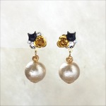 バラと大きめコットンパールの猫ピアス（黒猫・イエロー）
