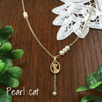 猫とパールのネックレス