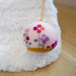 花刺繍羊毛フエルトのバックチャーム（ピンク）