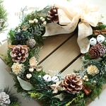 ナチュラリストのクリスマスリース、たくさんのグリーンと木の実とベリーなどのベージュ系30㎝直径