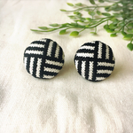 籠目の刺繍ピアス（白地）