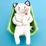 くつろぎネコとニワトリ