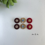 糸ボタンの刺繍ピアス