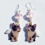 羽がはえた猫にゃんだ。樹脂ピアス