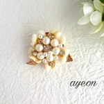白い大きな花とビジューとパールの優雅なブローチ(ホワイト) 