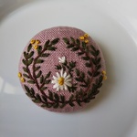 「白い花」刺繍のブローチ