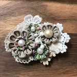 リバティとリネンの花咲くブローチ