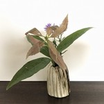 雑草や野の花のための小さな花瓶（茶と白・短）