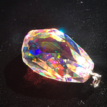 虹の結晶 ビビッド涙型ラフカット ペンダントトップ VD-096