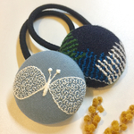  ミナペルホネンஐ chouchoと刺繍 くるみボタンのヘアゴム ⑅◡̈*プチギフトにも