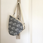 一点物です。リバティ。カペル。DROP.BAG.帆布のしずくバッグ。ショルダーバッグ、ボディバッグにも。warabi-noオリジナルデザイン。