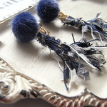 ファーカボション×ショートタッセルのイヤリング（ネイビー）　2497-*