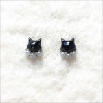 黒猫とパールの小ぶりなピアス