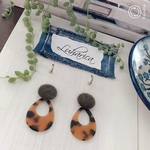 105 カーキのファーカボションとべっこうのピアス