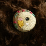 刺繍　セキセイインコ　ブローチ　くるみボタン　鳥