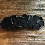 革花のバレッタ  金具7cm　ブラック