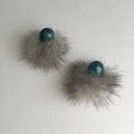 ミンクファーとマーブルグリーンのピアス