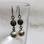 コットンパールのネコのピアス