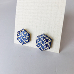 六角形のピアス【青海波ブルー】