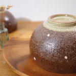 水玉模様の小どんぶり茶碗（ブラウン）